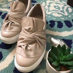 Like New! Mia Zoe Slip On Knot Detail Sneaker 👟